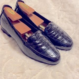 8.5 black Clark’s patent leather loafer with shoe stretcher